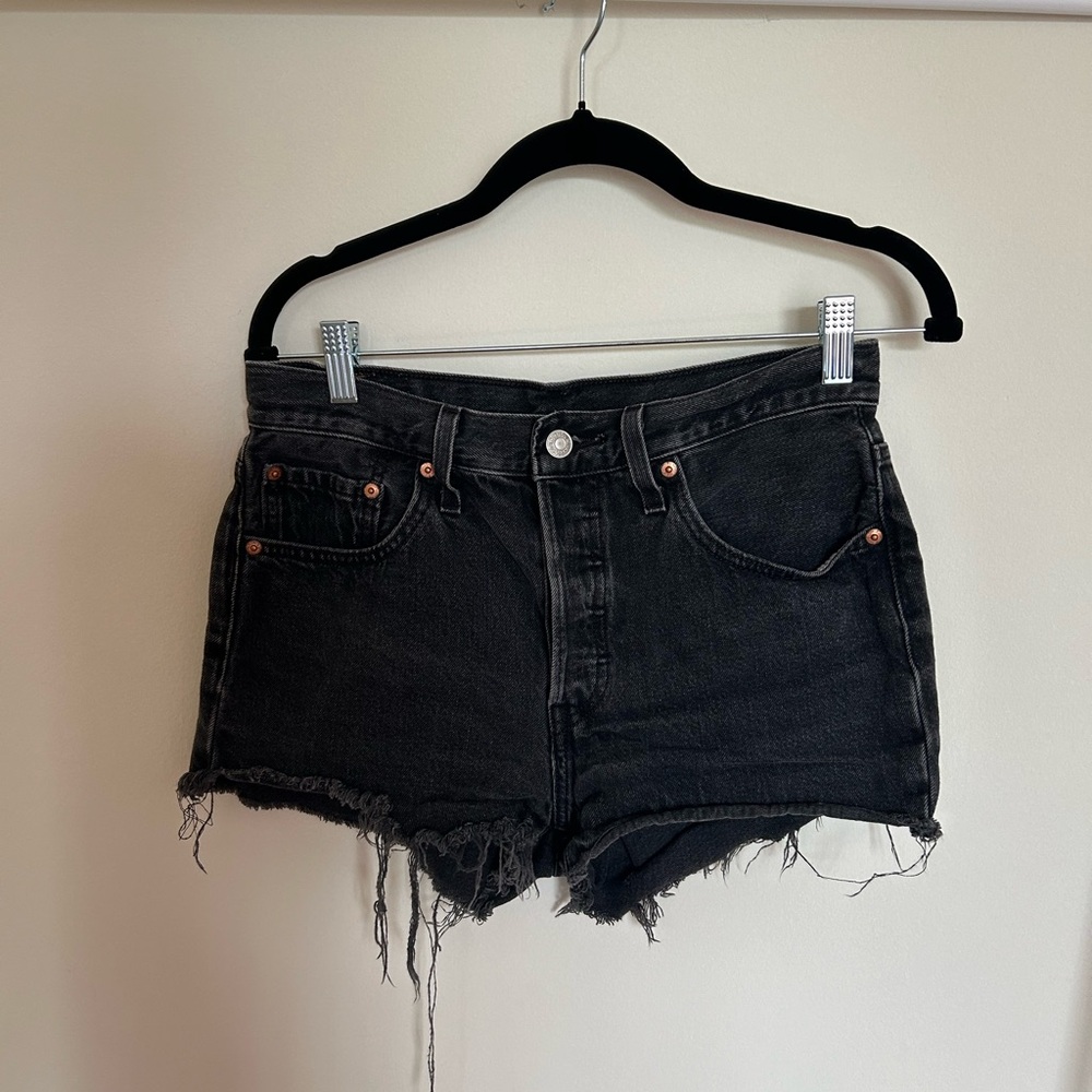 90s STYLE BLACK LEVI CUTOFF SHORTS!